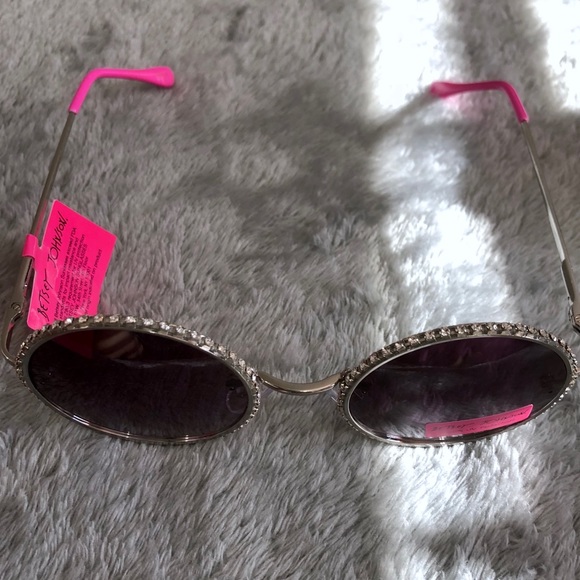 HOST PICK‼️Betsey Johnson Sunglasses - Picture 4 of 4